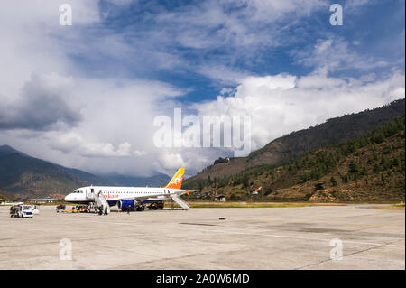 Paro, Bhutan, 01. November 2011: DrukAir Fluggesellschaften am Flughafen Paro. Stockfoto