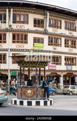 Thimpu, Bhutan, 02. November 2011: Hauptstraße mit menschlichen Ampel durch Polizisten gerichtet. Stockfoto