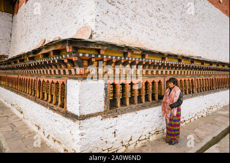 Thimpu, Bhutan, 02. November 2011: Lokale bhutanischen Frau Drehen Gebetsmühlen an Changangkha Lhakang, das älteste Kloster in Bhutan. Stockfoto