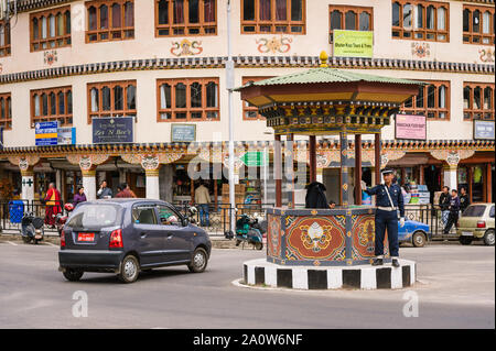 Thimpu, Bhutan, 02. November 2011: Hauptstraße mit menschlichen Ampel durch Polizisten gerichtet. Stockfoto