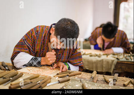 Thimpu, Bhutan, 02. November 2011: Studierende an lokaler Kunst Schule lernen Holzschnitzerei. Stockfoto