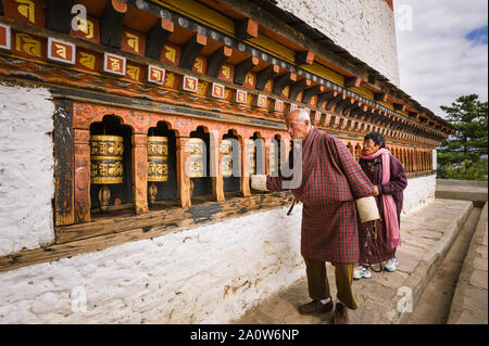 Thimpu, Bhutan, 02. November 2011: Lokale bhutanischen Drehen Gebetsmühlen an Changangkha Lhakang, das älteste Kloster in Bhutan. Stockfoto