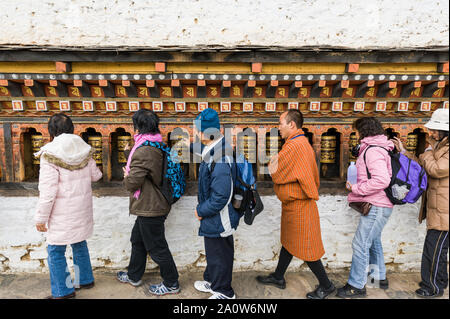 Thimpu, Bhutan, 02. November 2011: Touristen Drehen Gebetsmühlen an Changangkha Lhakang, das älteste Kloster in Bhutan. Stockfoto