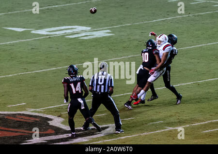 Raleigh, North Carolina, USA. 21 Sep, 2019. Sept. 21, 2019 - Raleigh, N.C., USA - Ball State Kardinäle wide receiver ANTWAN DAVIS (1) der NC-Zustand Wolfpack Sicherheit TANNER INGLE (10) und NC-Zustand Wolfpack cornerback KISHAWN MILLER (28) Während der Samstag Spiel zwischen den NC Zustand Wolfpack und Ball State Kardinäle eingeklemmt ist. Das Wolfpack besiegten die Kardinäle, 34-23. Credit: Timothy L. Hale/ZUMA Draht/Alamy leben Nachrichten Stockfoto