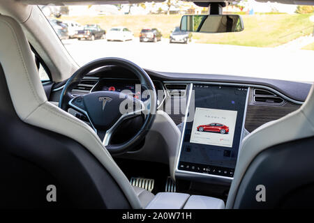 Die Innenseite des Tesla Model S durch die Vorderseite gesehen - Sitze mit Informationen über die digitale High-Tech-Dashboards. Stockfoto