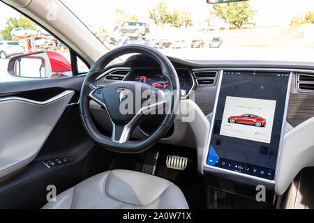 Innenraum des Tesla Model S mit spezifischen Auto Rendering auf Tesla's Signatur 17-Zoll- Touchscreen. Stockfoto