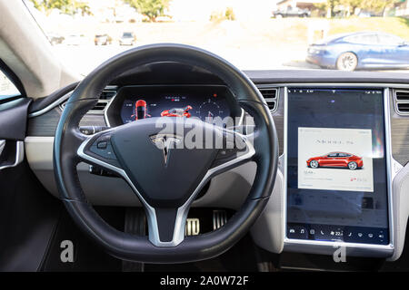 Fahrersitz Perspektive in Tesla Model S beim Parken und Laden. Stockfoto