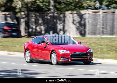 Tesla Model S auf einer Straße an einem sonnigen Tag gesehen. Stockfoto