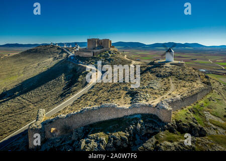 Consuegra Schloss und Windmühlen Luftaufnahme mit blauem Himmel in La Mancha Spanien berühmten Don Quixote Website aerial Panorama Stockfoto