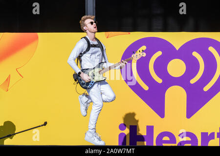 September 21, 2019, Las Vegas, Nevada, US: FINNEAS O'CONNELL führt mit Billie Eilish während des iHeartMusic Festival tagsüber Dorf Las Vegas am Festivalgelände in Las Vegas, Nevada (Bild: © Daniel DeSlover/ZUMA Draht) Stockfoto