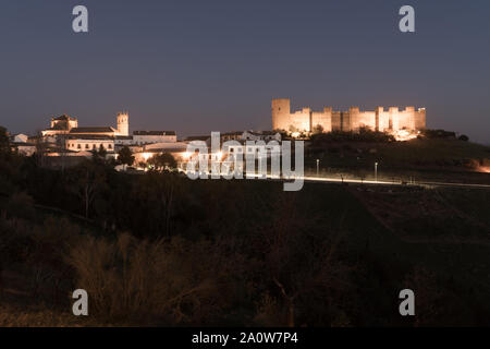 Castillo de Bury Al-Hammam in Banos de la Encina Provinz La Mancha Spanien alten mittelalterlichen Schloss mit 14 Türmen aus der Luft panorama Stockfoto