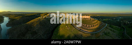 Castillo de Bury Al-Hammam in Banos de la Encina Provinz La Mancha Spanien alten mittelalterlichen Schloss mit 14 Türmen aus der Luft Stockfoto