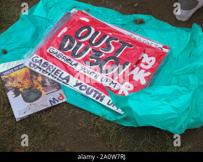 Manila, Philippinen. 5 Jan, 2019. Ein Plakat auf grasigen Teil des Parks, mit Slogan Oust Präsident Duterte während der Demonstration. Tausende von Jugendlichen und Studenten ein breites multisektoralen Kundgebung an der Quirino Tribüne in Manila führen am Vorabend des 47. Jahrestages der Gedenken an die Erklärung des Kriegsrechts durch den gestürzten Diktator Marcos. Verschiedene Gruppen der Diktatur von Präsident Duterte. Credit: Josefiel Rivera/SOPA Images/ZUMA Draht/Alamy leben Nachrichten Stockfoto