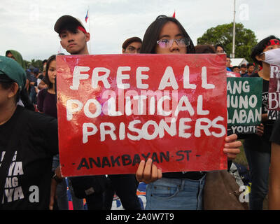 Manila, Philippinen. 5 Jan, 2019. Eine Studentin hält eine Plakette, die besagt, dass sich alle politischen Gefangenen während der Demonstration. Tausende von Jugendlichen und Studenten ein breites multisektoralen Kundgebung an der Quirino Tribüne in Manila führen am Vorabend des 47. Jahrestages der Gedenken an die Erklärung des Kriegsrechts durch den gestürzten Diktator Marcos. Verschiedene Gruppen der Diktatur von Präsident Duterte. Credit: Josefiel Rivera/SOPA Images/ZUMA Draht/Alamy leben Nachrichten Stockfoto