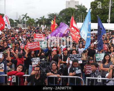 Manila, Philippinen. 5 Jan, 2019. Tausende von Jugendlichen und Studenten Plakate und Fahnen halten, wenn sie Teil während der Demonstration nehmen. Tausende von Jugendlichen und Studenten führen ein breites multisektoralen Kundgebung an der Quirino Tribüne in Manila am Vorabend des 47. Jahrestages der Gedenken an die Erklärung des Kriegsrechts durch den gestürzten Diktator Marcos. Verschiedene Gruppen der Diktatur von Präsident Duterte. Credit: Josefiel Rivera/SOPA Images/ZUMA Draht/Alamy leben Nachrichten Stockfoto