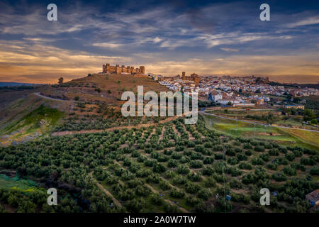 Castillo de Bury Al-Hammam in Banos de la Encina Provinz La Mancha Spanien alten mittelalterlichen Schloss mit 14 Türmen aus der Luft panorama Stockfoto