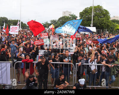 Manila, Philippinen. 5 Jan, 2019. Tausende von Jugendlichen und Studenten Plakate und Fahnen halten, wenn sie Teil während der Demonstration nehmen. Tausende von Jugendlichen und Studenten führen ein breites multisektoralen Kundgebung an der Quirino Tribüne in Manila am Vorabend des 47. Jahrestages der Gedenken an die Erklärung des Kriegsrechts durch den gestürzten Diktator Marcos. Verschiedene Gruppen der Diktatur von Präsident Duterte. Credit: Josefiel Rivera/SOPA Images/ZUMA Draht/Alamy leben Nachrichten Stockfoto