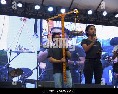 Manila, Philippinen. 5 Jan, 2019. Eine Demonstrantin hält ein improvisieren Gewichtung Waage symbolisiert die unfairen Justiz in den Philippinen während der Demonstration. Tausende von Jugendlichen und Studenten führen ein breites multisektoralen Kundgebung an der Quirino Tribüne in Manila am Vorabend des 47. Jahrestages der Gedenken an die Erklärung des Kriegsrechts durch den gestürzten Diktator Marcos. Verschiedene Gruppen der Diktatur von Präsident Duterte. Credit: Josefiel Rivera/SOPA Images/ZUMA Draht/Alamy leben Nachrichten Stockfoto