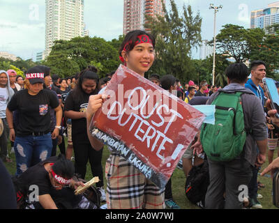 Manila, Philippinen. 5 Jan, 2019. Eine Demonstrantin hält ein Plakat, das sagt Absetzung Präsident Duterte aus Macht während der Demonstration. Tausende von Jugendlichen und Studenten ein breites multisektoralen Kundgebung an der Quirino Tribüne in Manila führen am Vorabend des 47. Jahrestages der Gedenken an die Erklärung des Kriegsrechts durch den gestürzten Diktator Marcos. Verschiedene Gruppen der Diktatur von Präsident Duterte. Credit: Josefiel Rivera/SOPA Images/ZUMA Draht/Alamy leben Nachrichten Stockfoto