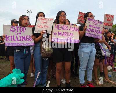 Manila, Philippinen. 5 Jan, 2019. Eine Gruppe von Studentinnen halten Plakat während der Demonstration. Tausende von Jugendlichen und Studenten führen ein breites multisektoralen Kundgebung an der Quirino Tribüne in Manila am Vorabend des 47. Jahrestages der Gedenken an die Erklärung des Kriegsrechts durch den gestürzten Diktator Marcos. Verschiedene Gruppen der Diktatur von Präsident Duterte. Credit: Josefiel Rivera/SOPA Images/ZUMA Draht/Alamy leben Nachrichten Stockfoto