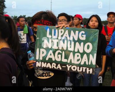 Manila, Philippinen. 5 Jan, 2019. Eine Demonstrantin hält ein Plakat während der Demonstration. Tausende von Jugendlichen und Studenten führen ein breites multisektoralen Kundgebung an der Quirino Tribüne in Manila am Vorabend des 47. Jahrestages der Gedenken an die Erklärung des Kriegsrechts durch den gestürzten Diktator Marcos. Verschiedene Gruppen der Diktatur von Präsident Duterte. Credit: Josefiel Rivera/SOPA Images/ZUMA Draht/Alamy leben Nachrichten Stockfoto