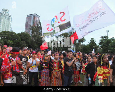 Manila, Philippinen. 5 Jan, 2019. Die indigene Bevölkerung aus den südlichen Philippinen, die Lumads nahmen teil Während des Protestes. Tausende von Jugendlichen und Studenten führen ein breites multisektoralen Kundgebung an der Quirino Tribüne in Manila am Vorabend des 47. Jahrestages der Gedenken an die Erklärung des Kriegsrechts durch den gestürzten Diktator Marcos. Verschiedene Gruppen der Diktatur von Präsident Duterte. Credit: Josefiel Rivera/SOPA Images/ZUMA Draht/Alamy leben Nachrichten Stockfoto