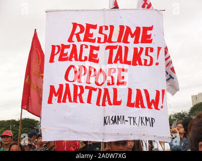 Manila, Philippinen. 5 Jan, 2019. Ein großes Banner mit einem Slogan Wiederaufnahme der Friedensverhandlungen gegen kriegerische Regel während der Demonstration. Tausende von Jugendlichen und Studenten führen ein breites multisektoralen Kundgebung an der Quirino Tribüne in Manila am Vorabend des 47. Jahrestages der Gedenken an die Erklärung des Kriegsrechts durch den gestürzten Diktator Marcos. Verschiedene Gruppen der Diktatur von Präsident Duterte. Credit: Josefiel Rivera/SOPA Images/ZUMA Draht/Alamy leben Nachrichten Stockfoto