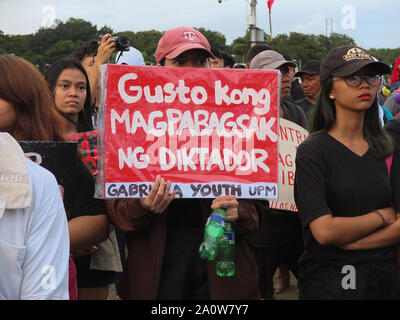 Manila, Philippinen. 5 Jan, 2019. Eine Demonstrantin hält ein Plakat während der Demonstration. Tausende von Jugendlichen und Studenten führen ein breites multisektoralen Kundgebung an der Quirino Tribüne in Manila am Vorabend des 47. Jahrestages der Gedenken an die Erklärung des Kriegsrechts durch den gestürzten Diktator Marcos. Verschiedene Gruppen der Diktatur von Präsident Duterte. Credit: Josefiel Rivera/SOPA Images/ZUMA Draht/Alamy leben Nachrichten Stockfoto