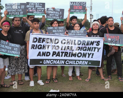 Manila, Philippinen. 5 Jan, 2019. Die Teilnehmer halten ein Banner und Plakate mit verschiedenen Slogans verteidigen das Recht des Kindes auf Leben, Würde und Erbe während des Protestes. Tausende von Jugendlichen und Studenten führen ein breites multisektoralen Kundgebung an der Quirino Tribüne in Manila am Vorabend des 47. Jahrestages der Gedenken an die Erklärung des Kriegsrechts durch den gestürzten Diktator Marcos. Verschiedene Gruppen der Diktatur von Präsident Duterte. Credit: Josefiel Rivera/SOPA Images/ZUMA Draht/Alamy leben Nachrichten Stockfoto
