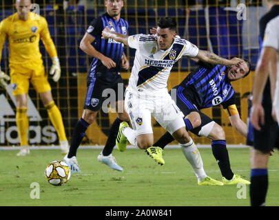 Los Angeles, Kalifornien, USA. 21 Sep, 2019. LA Galaxy, Cristian Pavon (10) Mias gegen Montreal Impact Mittelfeldspieler Samuel Piette (6) während der 2019 Major League Soccer (MLS) Übereinstimmung zwischen LA Galaxy und Montreal Impact in Carson, Kalifornien, 21. September 2019. Credit: Ringo Chiu/ZUMA Draht/Alamy leben Nachrichten Stockfoto