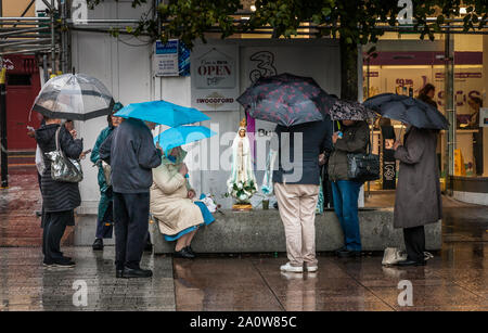 Die Stadt Cork, Cork, Irland. 21. September 2019. Achtzehn Jahre lang unabhängig von Wetterbedingungen, Mitglieder der Fatima Rosenkranz Gruppe kommen jeden Samstag zu Ehren Unserer Lieben Frau auf Entmutigen Square in Cork zu beten. Irland. - Gutschrift; David Creedon/Alamy leben Nachrichten Stockfoto