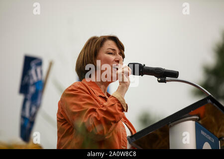 Amy Klobuchar, die ausgeführt wird, um die demokratische Nominierung für das Amt des Präsidenten der Vereinigten Staaten, spricht während der Polk County Steak braten, Samstag, September 21, 2019 unter Wasser funktioniert Park in Des Moines, Iowa. Die steak braten war der größte in der Iowa Geschichte und wurde von 12.000 Demokraten um von Iowa besucht. Das Event zog in der 17 Kandidaten für die demokratische Nominierung für das Amt des Präsidenten der Vereinigten Staaten. Die Iowa Kaukasus sind Montag, 3. Februar 2020 und obwohl keine primäre wird schmaler hinunter das Feld der Kandidaten für das Amt des Präsidenten vor der ersten Wahl primär im Staat New Hampshire Stockfoto