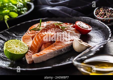 Lachs rohe Steaks Rosmarin Tomaten Pilz Kalk Olivenöl und Gewürzen - Close-up Stockfoto