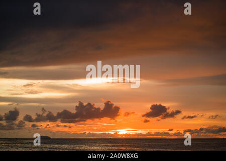 Helles orange Himmel und das Licht der Sonne. Himmel Hintergrund auf den Sonnenuntergang. Panoramablick Sonnenuntergang Himmel Hintergrund Stockfoto