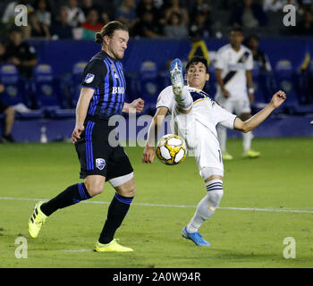 Los Angeles, Kalifornien, USA. 21 Sep, 2019. LA Galaxy Mittelfeldspieler Uriel Antuna (18) steuert die Kugel gegen Montreal Impact Mittelfeldspieler Samuel Piette (6) während der 2019 Major League Soccer (MLS) Übereinstimmung zwischen LA Galaxy und Montreal Impact in Carson, Kalifornien, 21. September 2019. Credit: Ringo Chiu/ZUMA Draht/Alamy leben Nachrichten Stockfoto