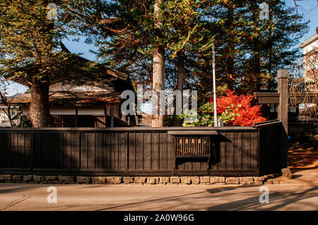 DEC 3, 2018 Hakuba, Japan - Hakuba alten Samurai Stadt berühmten vintage Edo Dorfhaus Zaun mit Kiefer. Akita, Tohoku Region Stockfoto