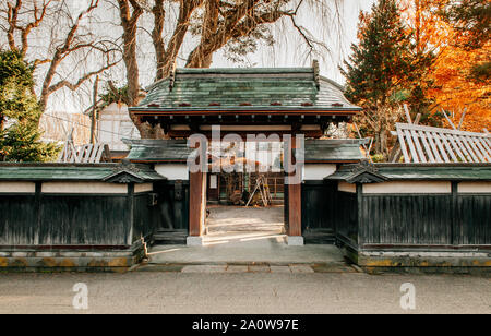 DEC 3, 2018 Hakuba, Japan - Hakuba alten Samurai Stadt berühmten vintage Edo Dorf Haus Tor mit Kiefer. Akita, Tohoku Region Stockfoto