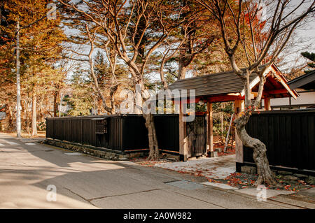 DEC 3, 2018 Hakuba, Japan - Hakuba alten Samurai Stadt berühmten vintage Edo Dorf Haus Tor mit Kiefer. Akita, Tohoku Region Stockfoto