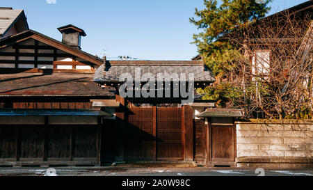 DEC 3, 2018 Hakuba, Japan - Hakuba alten Samurai Stadt berühmten vintage Edo Dorf Haus Tor mit Kiefer. Akita, Tohoku Region Stockfoto