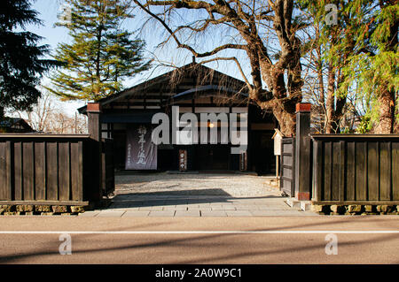 DEC 3, 2018 Hakuba, Japan - Hakuba alten Samurai Stadt berühmten vintage Edo Häuser wurde das Museum mit großen Baum in Akita, Tohoku Region Stockfoto