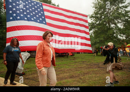 Amy Klobuchar, die ausgeführt wird, um die demokratische Nominierung für das Amt des Präsidenten der Vereinigten Staaten, spricht während der Polk County Steak braten, Samstag, September 21, 2019 unter Wasser funktioniert Park in Des Moines, Iowa. Die steak braten war der größte in der Iowa Geschichte und wurde von 12.000 Demokraten um von Iowa besucht. Das Event zog in der 17 Kandidaten für die demokratische Nominierung für das Amt des Präsidenten der Vereinigten Staaten. Die Iowa Kaukasus sind Montag, 3. Februar 2020 und obwohl keine primäre wird schmaler hinunter das Feld der Kandidaten für das Amt des Präsidenten vor der ersten Wahl primär im Staat New Hampshire Stockfoto