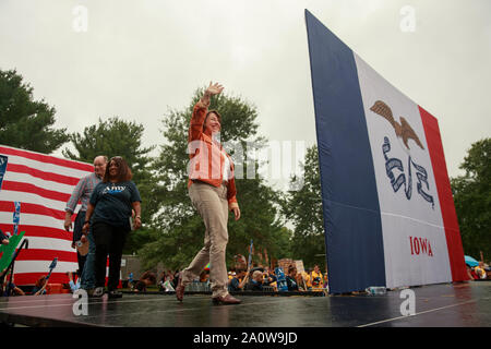 Amy Klobuchar, die ausgeführt wird, um die demokratische Nominierung für das Amt des Präsidenten der Vereinigten Staaten, spricht während der Polk County Steak braten, Samstag, September 21, 2019 unter Wasser funktioniert Park in Des Moines, Iowa. Die steak braten war der größte in der Iowa Geschichte und wurde von 12.000 Demokraten um von Iowa besucht. Das Event zog in der 17 Kandidaten für die demokratische Nominierung für das Amt des Präsidenten der Vereinigten Staaten. Die Iowa Kaukasus sind Montag, 3. Februar 2020 und obwohl keine primäre wird schmaler hinunter das Feld der Kandidaten für das Amt des Präsidenten vor der ersten Wahl primär im Staat New Hampshire Stockfoto