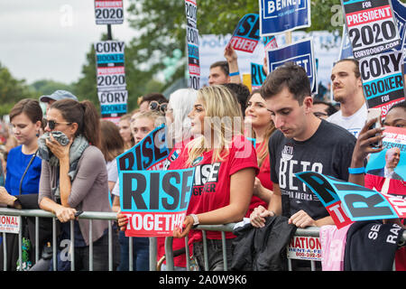 Des Moines, Iowa, USA. 21 Sep, 2019. Besucher wave Kampagne Anzeichen für ihren bevorzugten Kandidaten im Polk County Steak braten an den Waterworks Park in Des Moines, Iowa, USA. Credit: Keith Turrill/Alamy leben Nachrichten Stockfoto