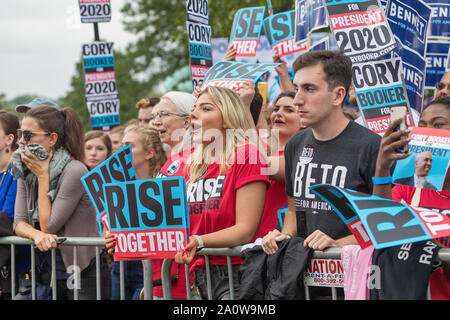 Des Moines, Iowa, USA. 21 Sep, 2019. Besucher wave Kampagne Anzeichen für ihren bevorzugten Kandidaten im Polk County Steak braten an den Waterworks Park in Des Moines, Iowa, USA. Credit: Keith Turrill/Alamy leben Nachrichten Stockfoto