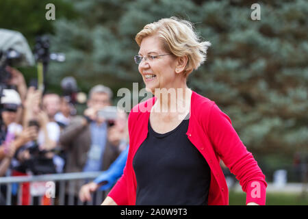 Des Moines, Iowa, USA. 21 Sep, 2019. Massachusetts Senator und Demokratische Präsidentschaftskandidat Elizabeth Warren besucht die Polk County Steak braten an den Waterworks Park in Des Moines, Iowa, USA. Credit: Keith Turrill/Alamy leben Nachrichten Stockfoto