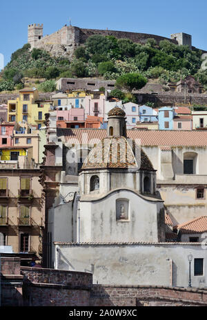 Malerischer Blick auf Bosa Altstadt im Norden Sardiniens, mit seinen bunten Gebäuden und der Malaspina im Hintergrund das Schloss, an einem sonnigen Sommertag Stockfoto