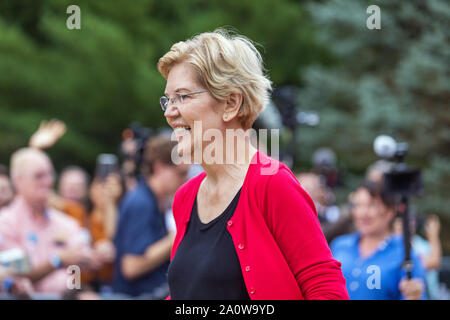 Des Moines, Iowa, USA. 21 Sep, 2019. Massachusetts Senator und Demokratische Präsidentschaftskandidat Elizabeth Warren besucht die Polk County Steak braten an den Waterworks Park in Des Moines, Iowa, USA. Credit: Keith Turrill/Alamy leben Nachrichten Stockfoto