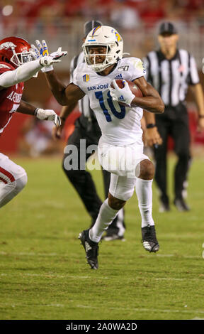 September 21, 2019: San Jose State Empfänger Tre Walker #10 bringt den Ball auf dem Feld. San Jose State besiegt Arkansas 31-24 in Fayetteville, AR, Richey Miller/CSM Stockfoto