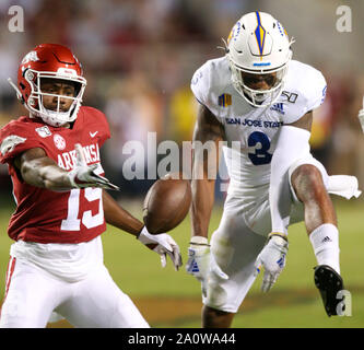 September 21, 2019: Arkansas Empfänger T.Q. Jackson #15 und San Jose State defender Tre Webb #3 beide erreichen für ein geworfener Ball. San Jose State besiegt Arkansas 31-24 in Fayetteville, AR, Richey Miller/CSM Stockfoto