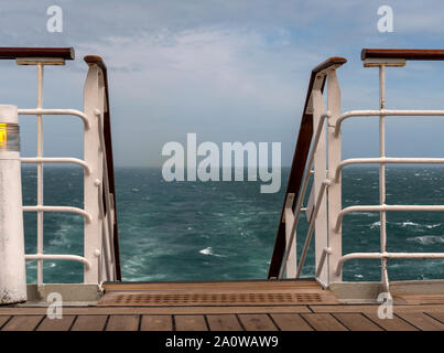 Die Treppe hinunter ins Meer. Schritte von einem hohen Deck auf der Queen Mary 2 Ocean Liner anständig in Richtung Heck und der in der Nordsee Stockfoto